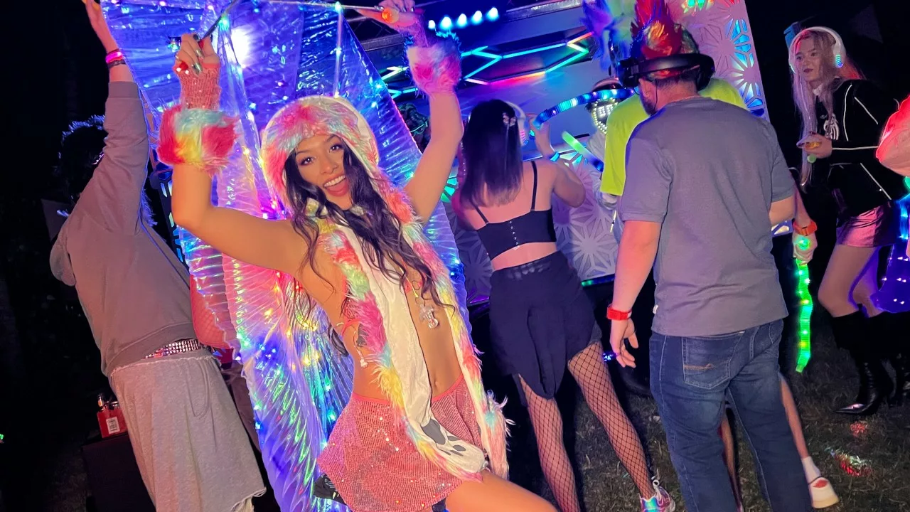 Lux La Fox – Silent Disco Party